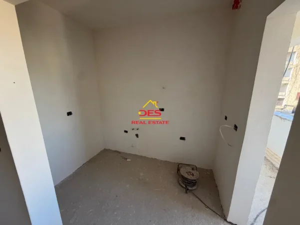 Vlore, shitet apartament 2+1+Ballkon Kati 3, 77 m² 90.000 € (Rruga Mis Durhan)