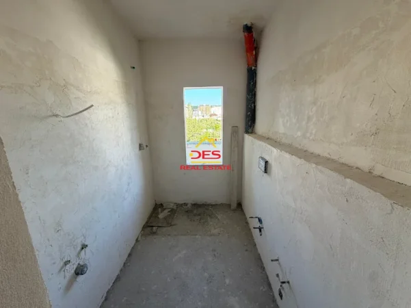 Vlore, shitet apartament 2+1+Ballkon Kati 3, 77 m² 90.000 € (Rruga Mis Durhan)