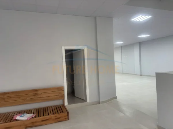 Tirane, jepet me qera ambjent biznesi Kati 0, 118 m² 1.000 € (vila L)