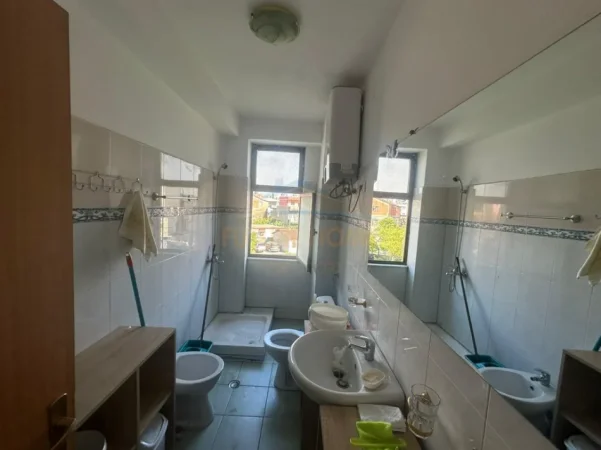 Tirane, jepet me qera apartament 2+1+Ballkon Kati 2, 84 m² 550 € (Shkolla Aleks Buda)