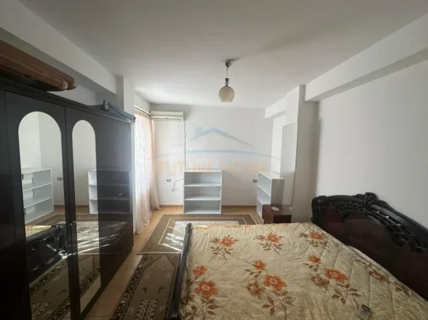 Tirane, jepet me qera apartament 2+1+Ballkon Kati 2, 84 m² 550 € (Shkolla Aleks Buda)