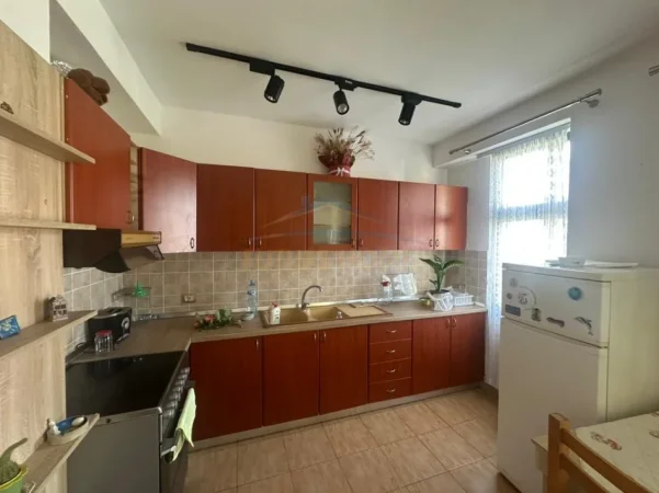 Tirane, jepet me qera apartament 2+1+Ballkon Kati 2, 84 m² 550 € (Shkolla Aleks Buda)