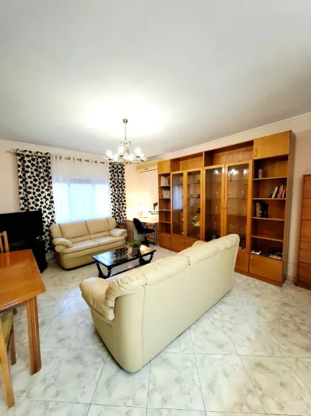 Tirane, jepet me qera apartament 1+1 Kati 3, 65 m² 500 € (KOMUNA E PARISIT)