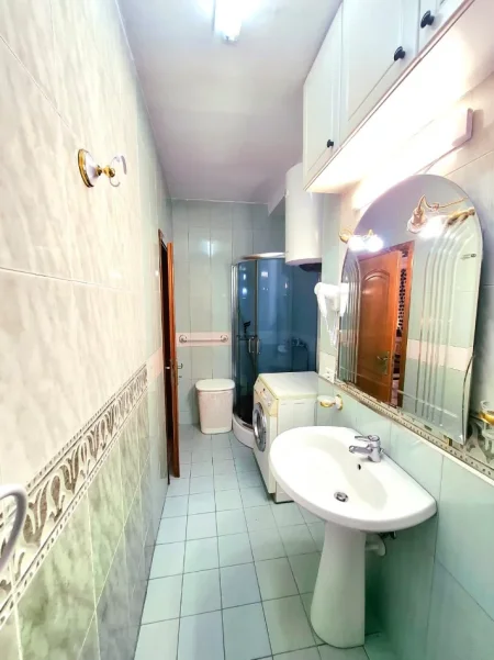 Tirane, jepet me qera apartament 1+1 Kati 3, 65 m² 500 € (KOMUNA E PARISIT)