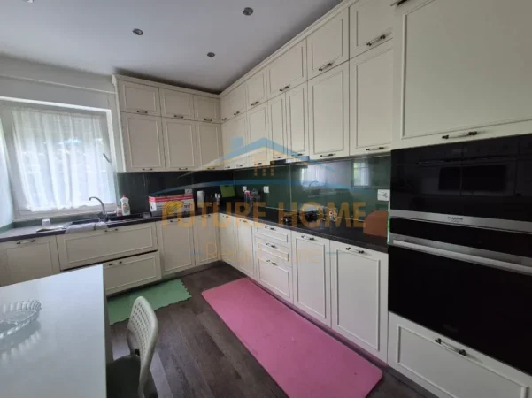 Tirane, jepet me qera apartament 2+1+Ballkon Kati 4, 135 m² 1.050 € (Liqeni i Thate)