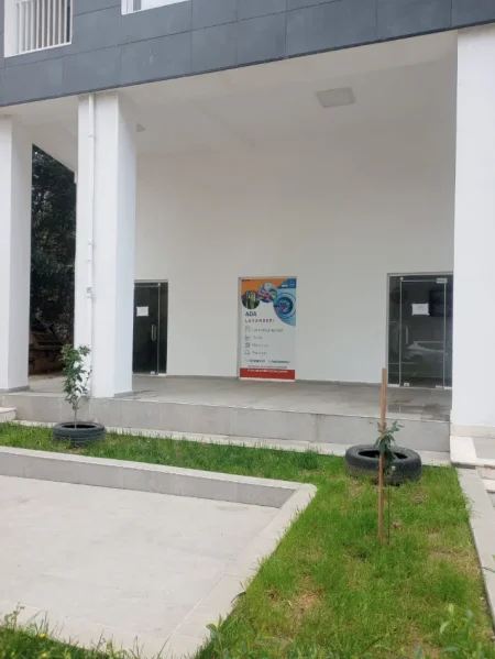 Tirane, jepet me qera dyqan Kati 0, 40 m² 430 €