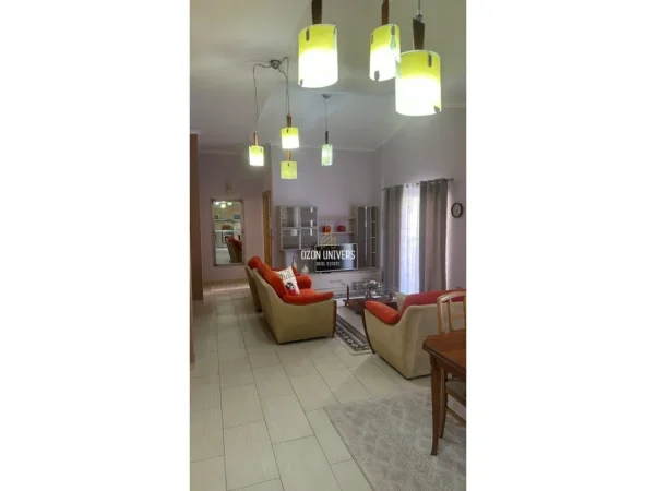 Tirane, jepet me qera apartament 3+1+Ballkon Kati 3, 145 m² 850 € (Komuna e Parisit)