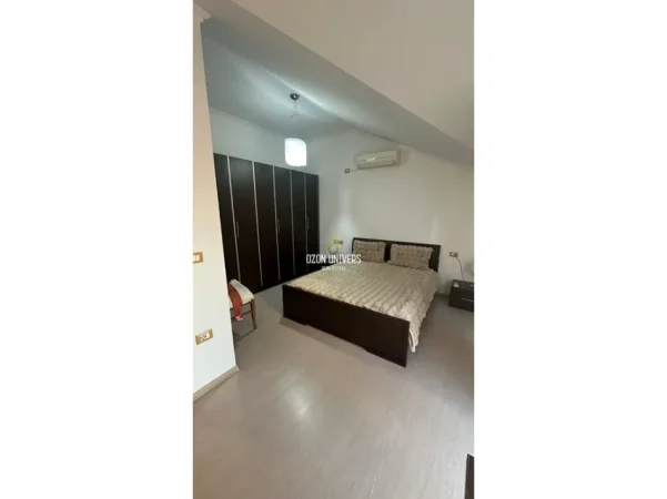 Tirane, jepet me qera apartament 3+1+Ballkon Kati 3, 145 m² 850 € (Komuna e Parisit)