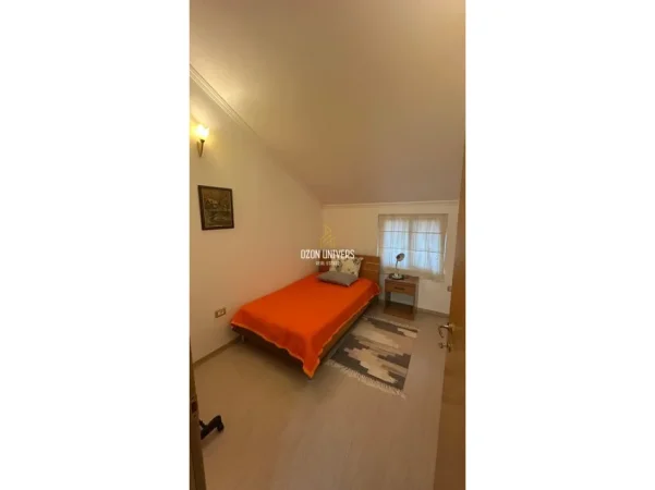 Tirane, jepet me qera apartament 3+1+Ballkon Kati 3, 145 m² 850 € (Komuna e Parisit)
