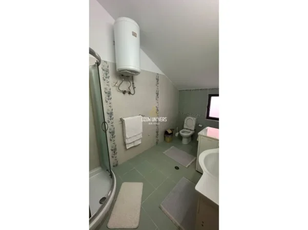 Tirane, jepet me qera apartament 3+1+Ballkon Kati 3, 145 m² 850 € (Komuna e Parisit)