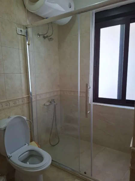 Tirane, jepet me qera apartament 2+1 Kati 8, 145 m² 1.000 € (Blloku)