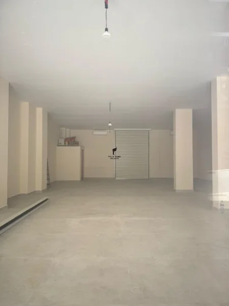 Tirane, jepet me qera dyqan Kati 0, 160 m² 1.000 € (FRESKU)
