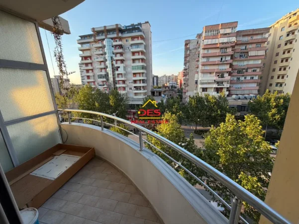 Vlore, shitet apartament 1+1+Ballkon Kati 5, 75 m² 157.000 € (Rruga Fejzo Gjomema)