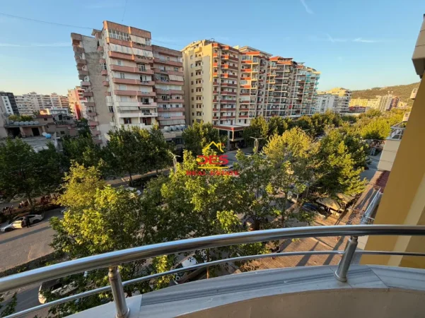 Vlore, shitet apartament 1+1+Ballkon Kati 5, 75 m² 157.000 € (Rruga Fejzo Gjomema)