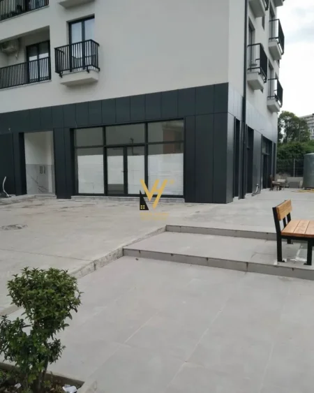 Tirane, jepet me qera dyqan Kati 0, 50 m² 1.000 € (DON BOSKO)
