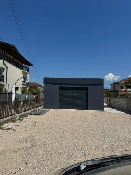 Tirane, jepet me qera ambjent biznesi Kati 0, 240 m² 900 € (KAMEZ)
