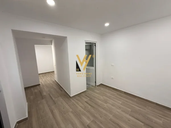 Tirane, jepet me qera ambjent biznesi Kati 0, 60 m² 800 € (TREGU ELEKTRIK)