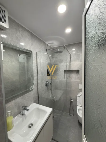 Tirane, jepet me qera ambjent biznesi Kati 0, 60 m² 800 € (TREGU ELEKTRIK)