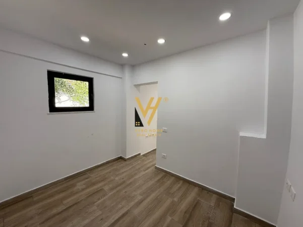 Tirane, jepet me qera ambjent biznesi Kati 0, 60 m² 800 € (TREGU ELEKTRIK)