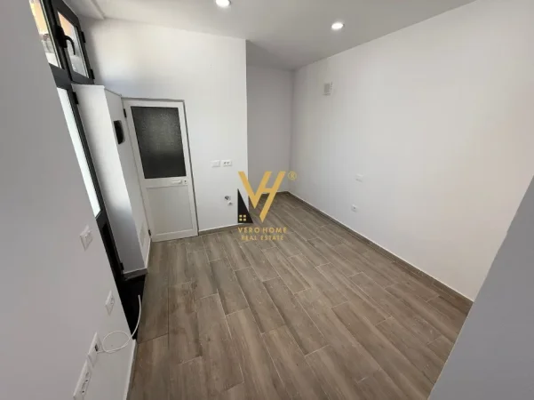 Tirane, jepet me qera ambjent biznesi Kati 0, 60 m² 800 € (TREGU ELEKTRIK)