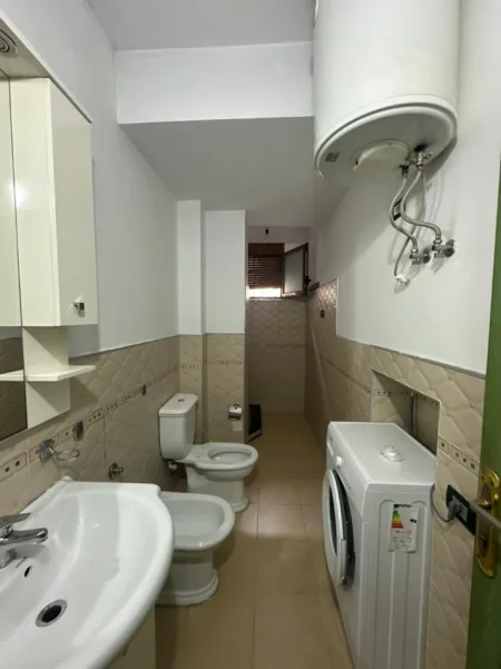 Tirane, jepet me qera apartament 1+1+Ballkon Kati 0, 64 m² 466 € (Rruga Sulejman Delvina)