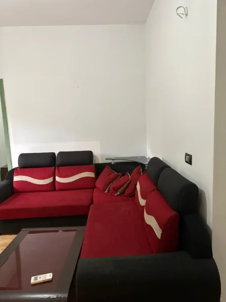 Tirane, jepet me qera apartament 1+1+Ballkon Kati 0, 64 m² 466 € (Rruga Sulejman Delvina)