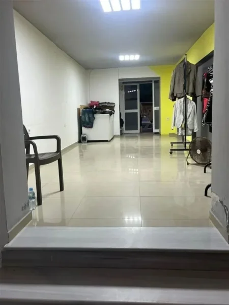 Tirane, jepet me qera ambjent biznesi Kati 0, 58 m² 600 € (ALI DEMI)