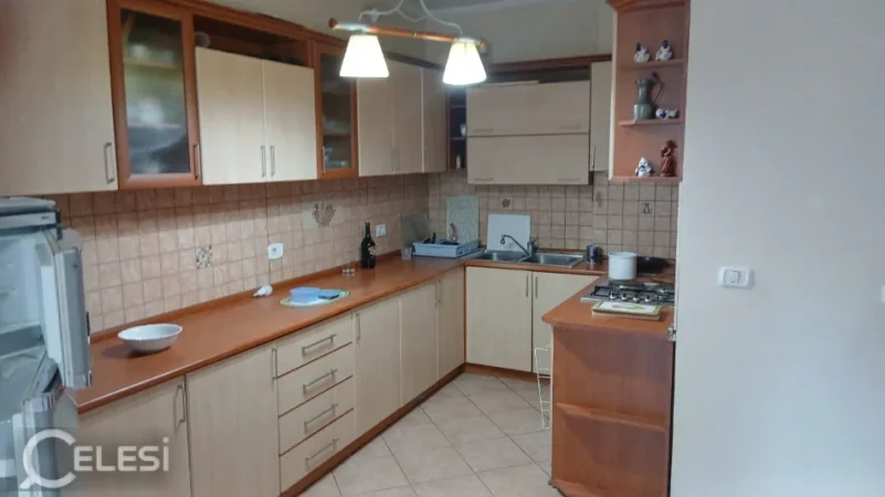 Tirane, jepet me qera zyre Kati 3, 147 m² 1.200 € (ISH EKSPOZITA)