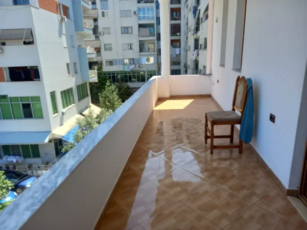Tirane, jepet me qera apartament 1+1 Kati 4, 70 m² 350 € (Vila L Astir tek Pasticeri Nela)