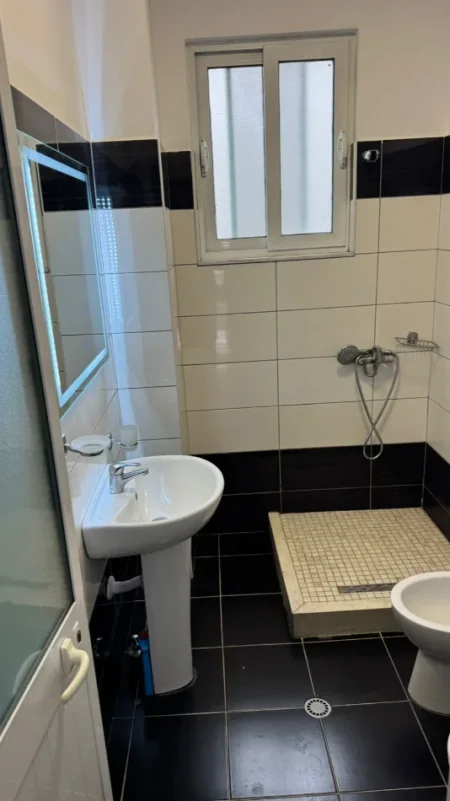 Tirane, jepet me qera apartament 1+1+Ballkon Kati 1, 75 m² 450 € (5 MAJI)