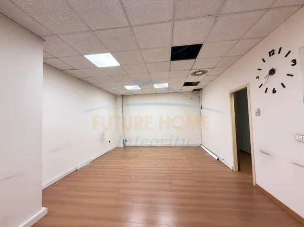 Tirane, jepet me qera ambjent biznesi Kati 0, 40 m² 1.000 € (Qender)