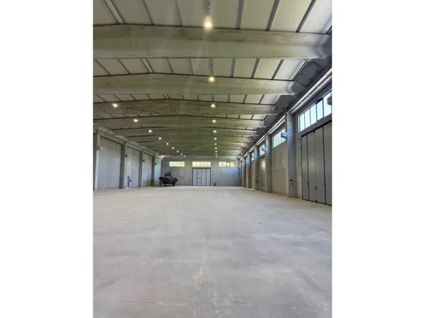 Tirane, jepet me qera magazine Kati 0, 4.452 m² 12.000 € (Autostrada Vorë–Rinas)