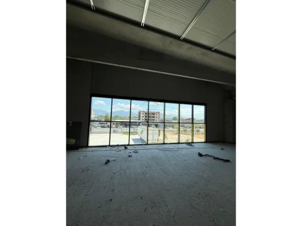 Tirane, jepet me qera magazine Kati 0, 4.452 m² 12.000 € (Autostrada Vorë–Rinas)