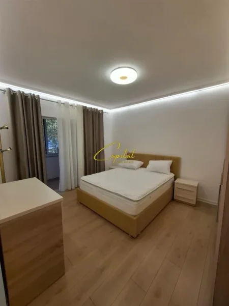 Tirane, jepet me qera apartament 1+1 Kati 3, 60 m² 550 € (ISH STACIONI TRENIT)
