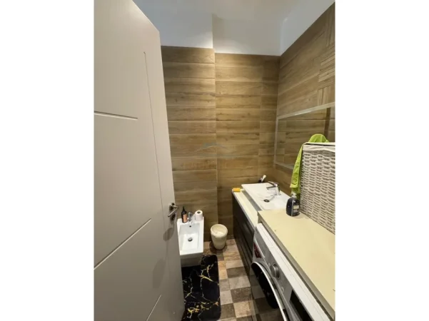 Tirane, jepet me qera apartament 2+1 Kati 5, 124 m² 2.000 € (Liqeni i Thate)