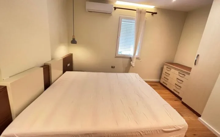 Tirane, jepet me qera apartament 3+1 Kati 3, 100 m² (qender)