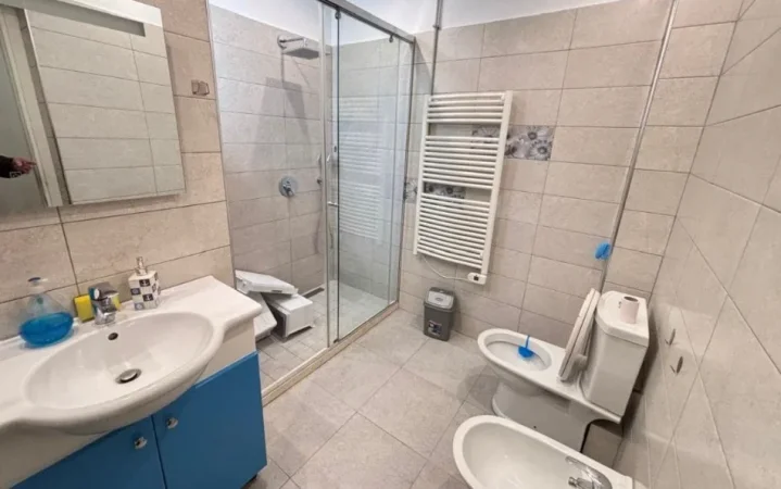 Tirane, jepet me qera apartament 3+1 Kati 3, 100 m² (qender)