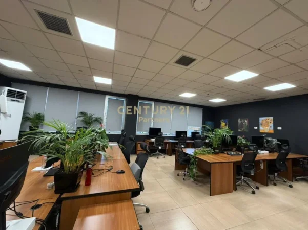 Tirane, jepet me qera ambjent biznesi Kati 1, 237 m² 4.400 € (perball Delijorgjit)