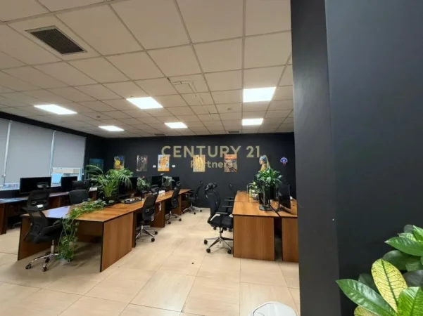 Tirane, jepet me qera ambjent biznesi Kati 1, 237 m² 4.400 € (perball Delijorgjit)