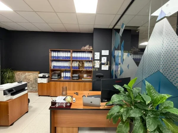 Tirane, jepet me qera ambjent biznesi Kati 1, 237 m² 4.400 € (perball Delijorgjit)