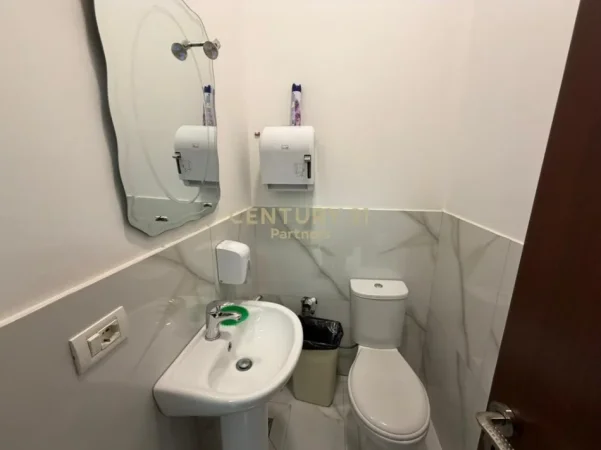 Tirane, jepet me qera ambjent biznesi Kati 1, 237 m² 4.400 € (perball Delijorgjit)