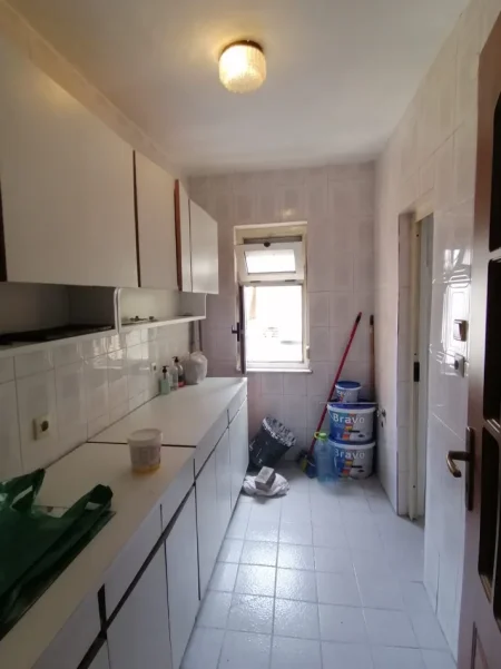 Tirane, jepet me qera zyre Kati 6, 126 m² 500 € (ISLAM ALLA)