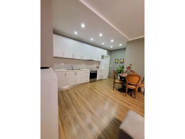 Tirane, jepet me qera apartament 1+1 Kati 11, 75 m² 650 € (komuna e parisit)