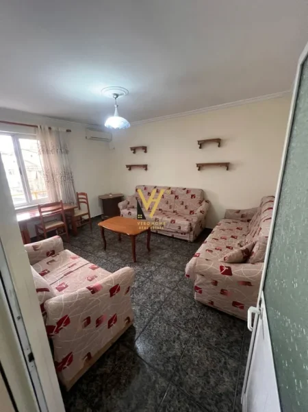 Tirane, jepet me qera apartament 1+1+Ballkon Kati 4, 75 m² 470 € (ISH PARKU)