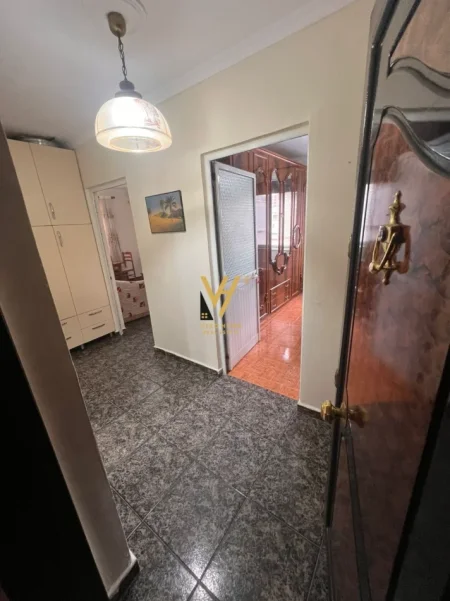 Tirane, jepet me qera apartament 1+1+Ballkon Kati 4, 75 m² 470 € (ISH PARKU)