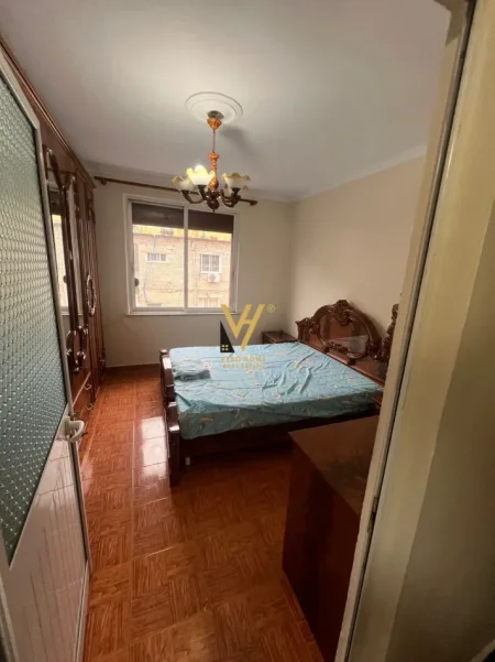 Tirane, jepet me qera apartament 1+1+Ballkon Kati 4, 75 m² 470 € (ISH PARKU)