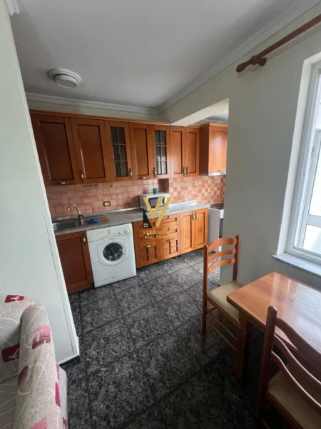 Tirane, jepet me qera apartament 1+1+Ballkon Kati 4, 75 m² 470 € (ISH PARKU)