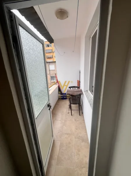 Tirane, jepet me qera apartament 1+1+Ballkon Kati 4, 75 m² 470 € (ISH PARKU)