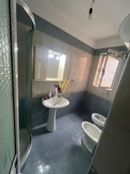 Tirane, jepet me qera apartament 1+1+Ballkon Kati 4, 75 m² 470 € (ISH PARKU)