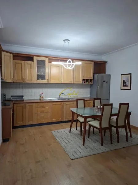 Tirane, jepet me qera apartament+verande | Penthouse 2+1 Kati 8, 145 m² 1.000 € (ISH BLLOKU)